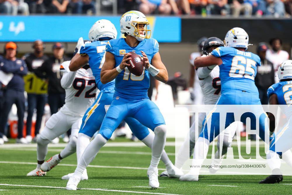 NFL, American Football Herren, USA - Los Angeles Chargers vs Denver Broncos Los Angeles Chargers quarterback Justin Herbert (10) looks to pass during the first half of an NFL football game against the Denver Broncos at SoFi Stadium in Inglewood, California, USA, 11 October 2026. INGLEWOOD CALIFORNIA UNITED STATES