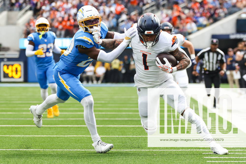 NFL, American Football Herren, USA - Los Angeles Chargers vs Denver Broncos Denver Broncos tight end Evan Engram (1) catches a pass while defended by Los Angeles Chargers cornerback Cam Hart (20) during the first half of an NFL football game at SoFi Stadium in Inglewood, California, USA, 11 October 2026. INGLEWOOD CALIFORNIA UNITED STATES