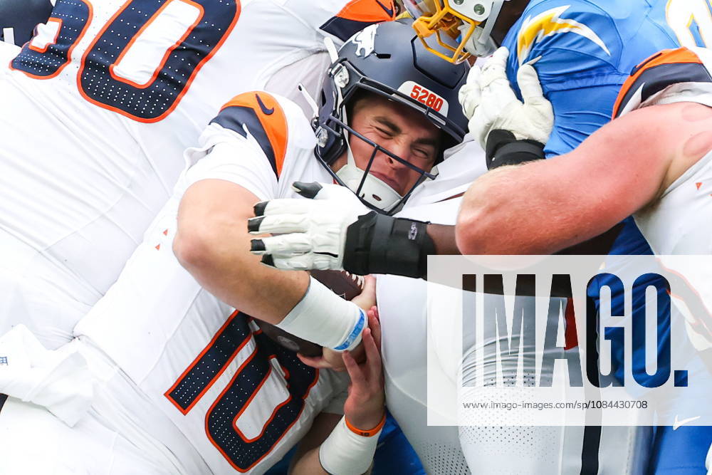 NFL, American Football Herren, USA - Los Angeles Chargers vs Denver Broncos Denver Broncos quarterback Bo Nix (10) rushes forward during the second half of an NFL football game against the Los Angeles Chargers at SoFi Stadium in Inglewood, California, USA, 11 October 2026. INGLEWOOD CALIFORNIA UNITED STATES