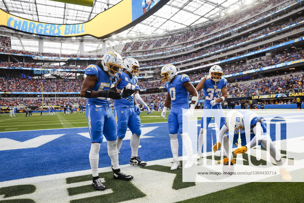 NFL, American Football Herren, USA - Los Angeles Chargers vs Denver Broncos Members of the Los Angeles Chargers defense celebrate after recovering a fumble during the second half of an NFL football game against the Denver Broncos at SoFi Stadium in Inglewood, California, USA, 11 October 2026. INGLEWOOD CALIFORNIA UNITED STATES