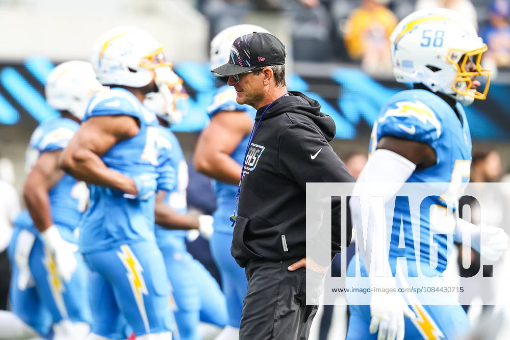 NFL, American Football Herren, USA - Los Angeles Chargers vs Denver Broncos Los Angeles Chargers head coach Jim Harbaugh (C) stands with his team during warmups prior to an NFL football game against the Denver Broncos at SoFi Stadium in Inglewood, California, USA, 11 October 2026. INGLEWOOD CALIFORNIA UNITED STATES