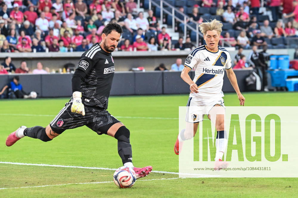 ST. LOUIS, MO - OCTOBER 11: Roman Burki (1) of the St. Louis CITY SC clears the ball down field before Kyogo Furuhashi (7) of the LA Galaxy can get to him during the MLS, Fussball Herren, USA regular season match where St. Louis CITY SC hosted LA Galaxy on Sunday October 11th, 2026, at Energizer Park in St. Louis City, MO. (Photo by Rick Ulreich Icon Sportswire) SOCCER: OCT 11 MLS St. Louis CITY SC vs LA Galaxy Icon26101101