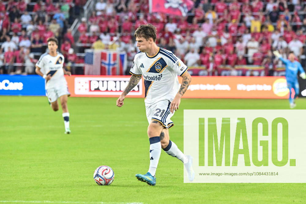 ST. LOUIS, MO - OCTOBER 11: Robert Taylor (21) of the LA Galaxy runs the ball down field during the MLS, Fussball Herren, USA regular season match where St. Louis CITY SC hosted LA Galaxy on Sunday October 11th, 2026, at Energizer Park in St. Louis City, MO. (Photo by Rick Ulreich Icon Sportswire) SOCCER: OCT 11 MLS St. Louis CITY SC vs LA Galaxy Icon26101104