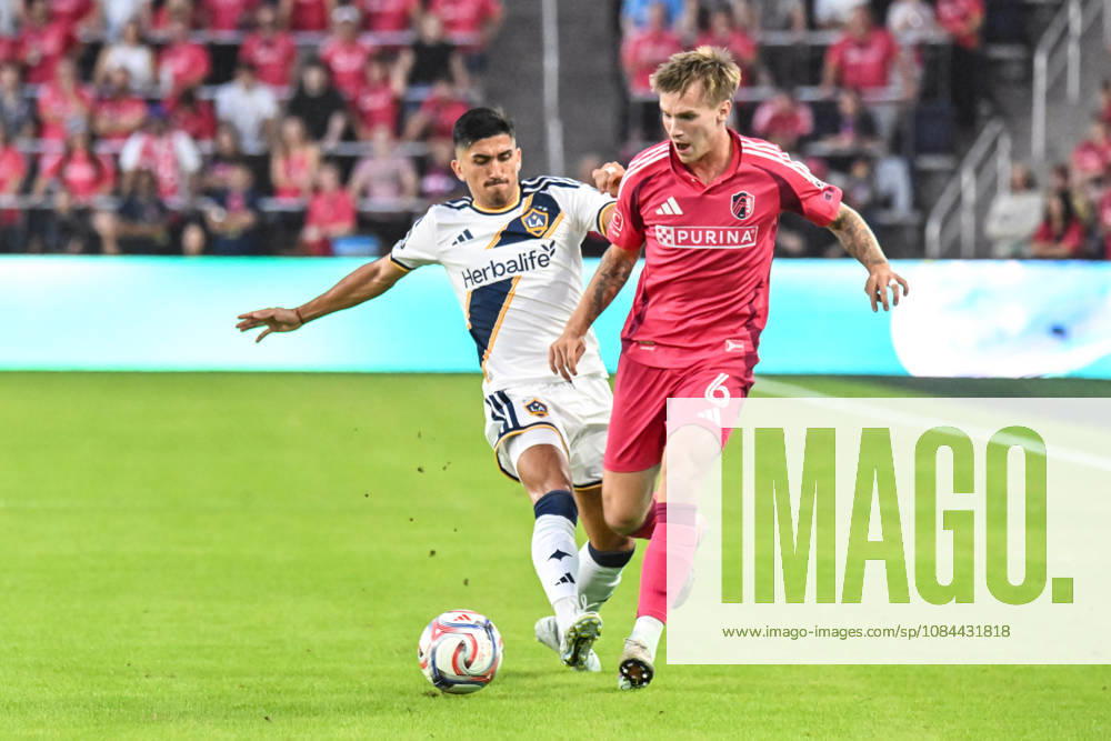 ST. LOUIS, MO - OCTOBER 11: Conrad Wallem (6) of the St. Louis CITY SC passes the ball before Pablo Ruiz (17) of the LA Galaxy can take it away during the MLS, Fussball Herren, USA regular season match where St. Louis CITY SC hosted LA Galaxy on Sunday October 11th, 2026, at Energizer Park in St. Louis City, MO. (Photo by Rick Ulreich Icon Sportswire) SOCCER: OCT 11 MLS St. Louis CITY SC vs LA Galaxy Icon26101106