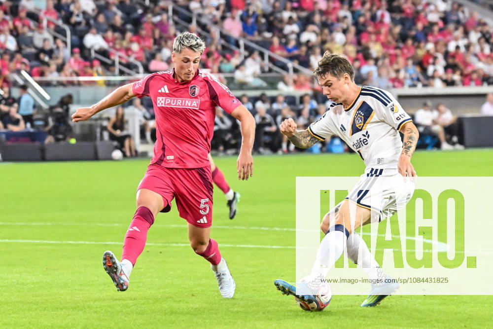ST. LOUIS, MO - OCTOBER 11: Lukas MacNaughton (5) of the St. Louis CITY SC forces Robert Taylor (21) of the LA Galaxy to redirect his attack during the MLS, Fussball Herren, USA regular season match where St. Louis CITY SC hosted LA Galaxy on Sunday October 11th, 2026, at Energizer Park in St. Louis City, MO. (Photo by Rick Ulreich Icon Sportswire) SOCCER: OCT 11 MLS St. Louis CITY SC vs LA Galaxy Icon26101111
