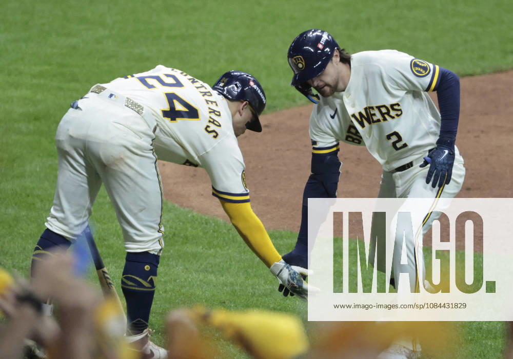 Milwaukee Brewers Brice Turang (2) celebrates with William Contreras (24) after hitting a solo home run against the Los Angeles Dodgers in the fourth inning of an MLB, Baseball Herren, USA National League Championship Series playoff game at American Family Field in Milwaukee, Wisconsin, on Sunday, October 11, 2026. MIL20261011712 TANNENxMAURY