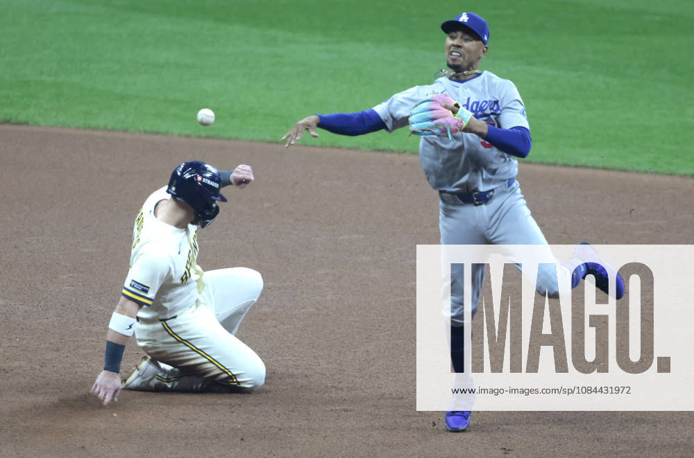 Los Angeles Dodgers shortstop Mookie Betts (50) turns a double play as Milwaukee Brewers Jake Bauers (9) slides into second in the fourth inning of an MLB, Baseball Herren, USA National League Championship Series playoff game at American Family Field in Milwaukee, Wisconsin, on Sunday, October 11, 2026. MIL20261011715 TANNENxMAURY