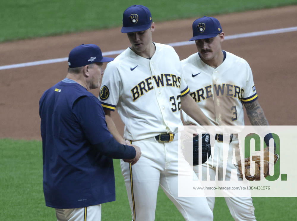 Milwaukee Brewers manager Pat Murphy (00) relieves starting pitcher Jacob Misiorowski (32) in the fourth inning of an MLB, Baseball Herren, USA National League Championship Series playoff game against the Los Angeles Dodgers at American Family Field in Milwaukee, Wisconsin, on Sunday, October 11, 2026. MIL20261011716 TANNENxMAURY