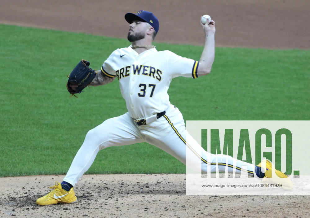 Milwaukee Brewers relief pitcher Dl Hall (37) throws in the fourth inning of an MLB, Baseball Herren, USA National League Championship Series playoff game against the Los Angeles Dodgers at American Family Field in Milwaukee, Wisconsin, on Sunday, October 11, 2026. MIL20261011717 TANNENxMAURY