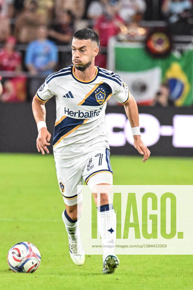 ST. LOUIS, MO - OCTOBER 11: Erik Thommy (27) of the LA Galaxy runs with the ball during the MLS, Fussball Herren, USA regular season match where St. Louis CITY SC hosted LA Galaxy on Sunday October 11th, 2026, at Energizer Park in St. Louis City, MO. (Photo by Rick Ulreich Icon Sportswire) SOCCER: OCT 11 MLS St. Louis CITY SC vs LA Galaxy Icon26101113