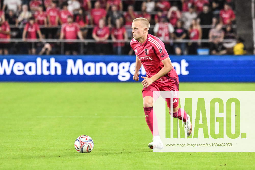 ST. LOUIS, MO - OCTOBER 11: Tomas Totland (14) of the St. Louis CITY SC runs with the ball during the MLS, Fussball Herren, USA regular season match where St. Louis CITY SC hosted LA Galaxy on Sunday October 11th, 2026, at Energizer Park in St. Louis City, MO. (Photo by Rick Ulreich Icon Sportswire) SOCCER: OCT 11 MLS St. Louis CITY SC vs LA Galaxy Icon26101127