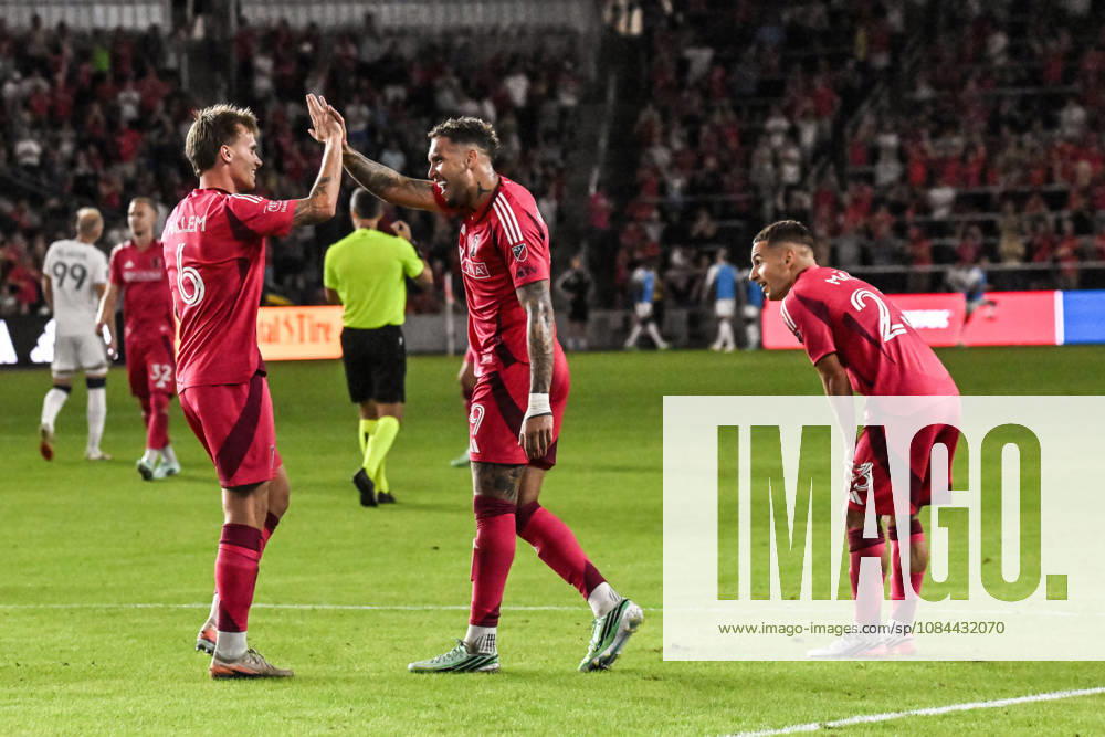 ST. LOUIS, MO - OCTOBER 11: Rafael Navarro (9) of the St. Louis CITY SC celebrates his goal with Conrad Wallem (6) of the St. Louis CITY SC during the MLS, Fussball Herren, USA regular season match where St. Louis CITY SC hosted LA Galaxy on Sunday October 11th, 2026, at Energizer Park in St. Louis City, MO. (Photo by Rick Ulreich Icon Sportswire) SOCCER: OCT 11 MLS St. Louis CITY SC vs LA Galaxy Icon26101128