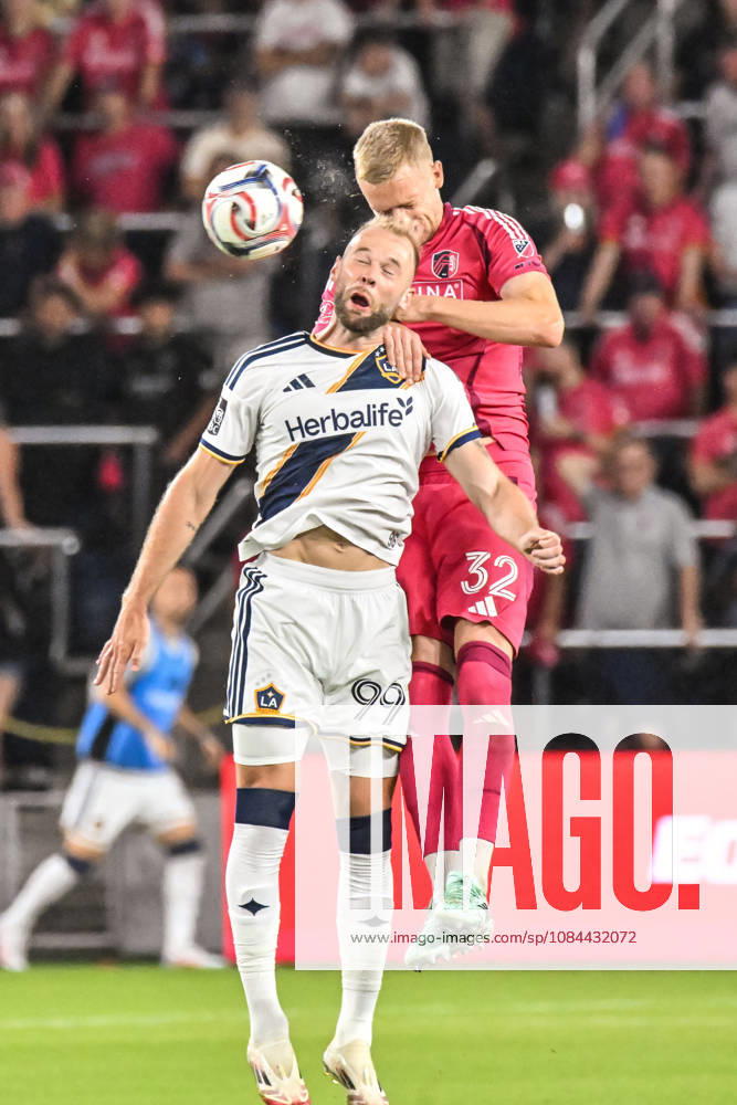 ST. LOUIS, MO - OCTOBER 11: Timo Baumgartl (32) of the St. Louis CITY SC leaps higher than Joao Klauss (99) of the LA Galaxy to head the ball during the MLS, Fussball Herren, USA regular season match where St. Louis CITY SC hosted LA Galaxy on Sunday October 11th, 2026, at Energizer Park in St. Louis City, MO. (Photo by Rick Ulreich Icon Sportswire) SOCCER: OCT 11 MLS St. Louis CITY SC vs LA Galaxy Icon26101130