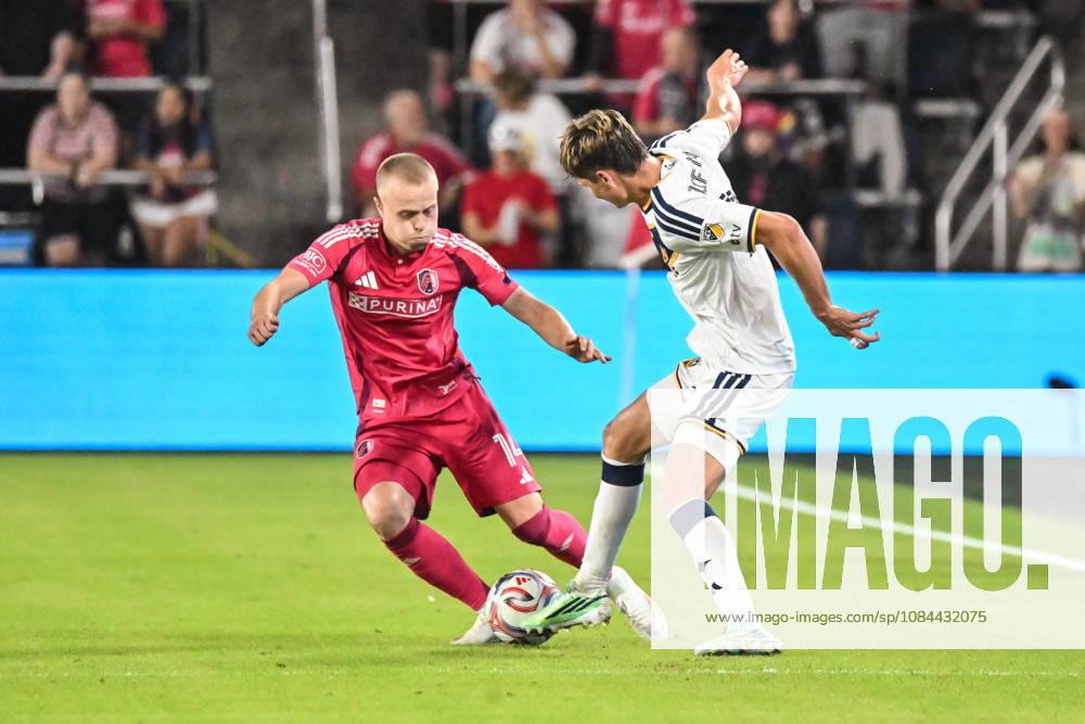 ST. LOUIS, MO - OCTOBER 11: Troy Elgersma (76) of the LA Galaxy tries to tip the ball past Tomas Totland (14) of the St. Louis CITY SC during the MLS, Fussball Herren, USA regular season match where St. Louis CITY SC hosted LA Galaxy on Sunday October 11th, 2026, at Energizer Park in St. Louis City, MO. (Photo by Rick Ulreich Icon Sportswire) SOCCER: OCT 11 MLS St. Louis CITY SC vs LA Galaxy Icon26101132