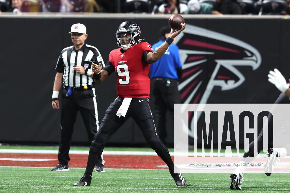 ATLANTA, GA - OCTOBER 11: Starting qurterback Michael Penix, Jr. (9) of the Atlanta Falcons passes during the Sunday evening NFL, American Football Herren, USA game between the Atlanta Falcons and the Baltimore Ravens on October 11, 2026 at the Mercedes-Benz Stadium in Atlanta, Georgia. (Photo by David J. Griffin Icon Sportswire) NFL: OCT 11 Ravens at Falcons Icon9532610110249