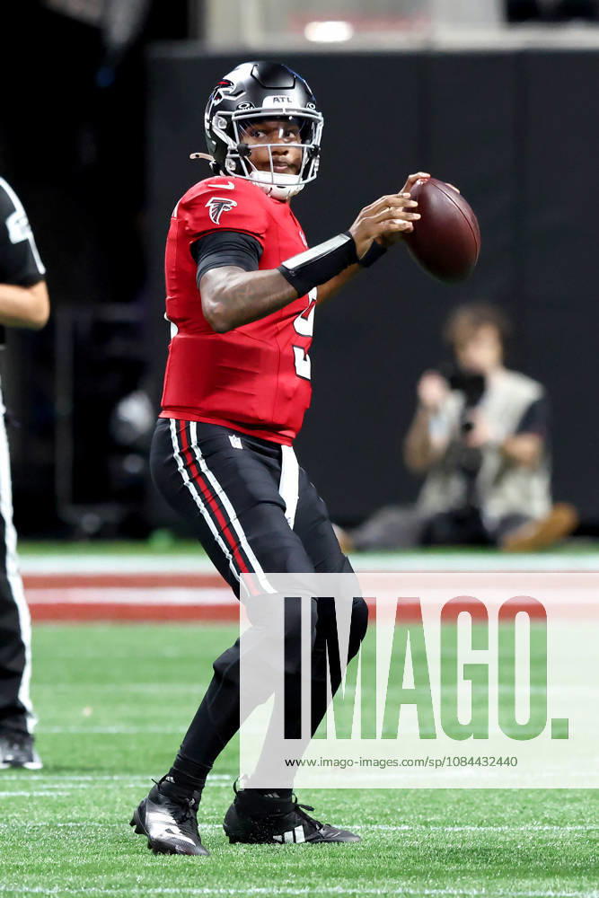ATLANTA, GA - OCTOBER 11: Starting qurterback Michael Penix, Jr. (9) of the Atlanta Falcons passes during the Sunday evening NFL, American Football Herren, USA game between the Atlanta Falcons and the Baltimore Ravens on October 11, 2026 at the Mercedes-Benz Stadium in Atlanta, Georgia. (Photo by David J. Griffin Icon Sportswire) NFL: OCT 11 Ravens at Falcons Icon9532610110449
