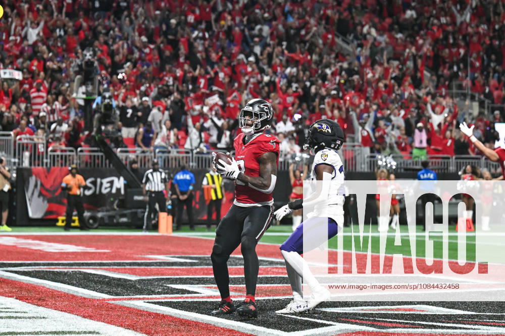 ATLANTA, GA - OCTOBER 11: Atlanta tight end Kyle Pitts (8) catches a touchdown pass during the NFL, American Football Herren, USA game between the Baltimore Ravens and the Atlanta Falcons on October 11th, 2026 at Mercedes-Benz Stadium in Atlanta, GA. (Photo by Rich von Biberstein Icon Sportswire) NFL: OCT 11 Ravens at Falcons Icon261011003