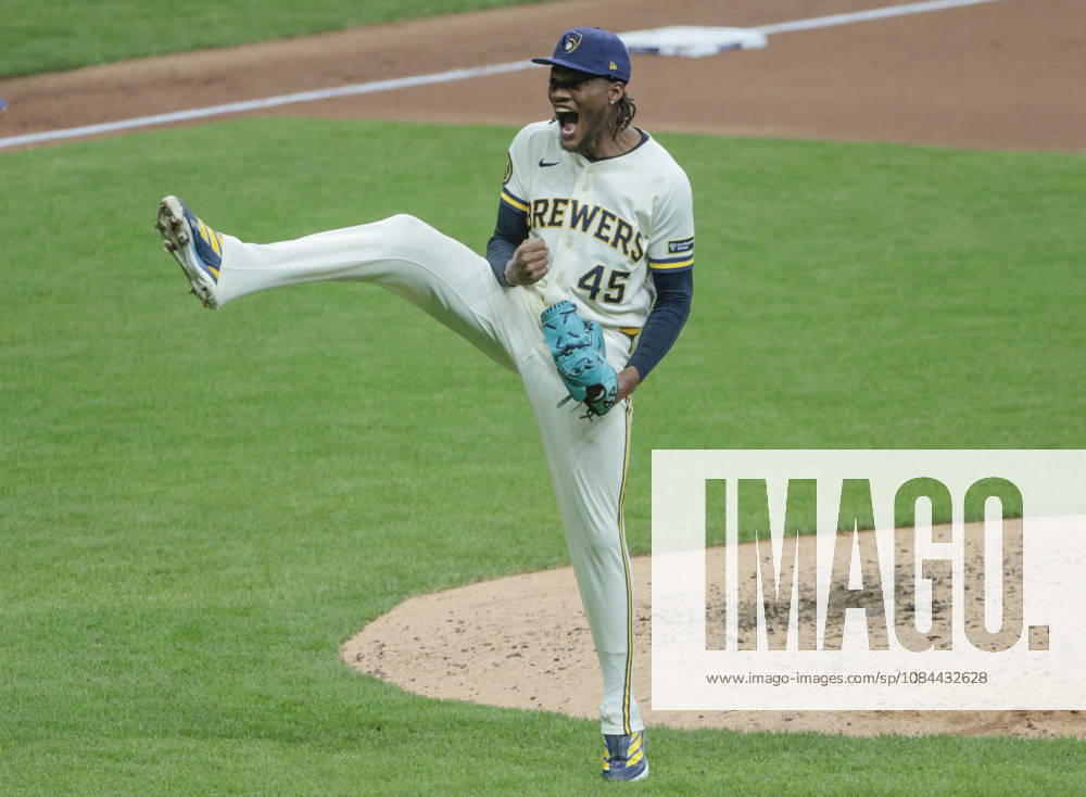 Milwaukee Brewers relief pitcher Abner Uribe (45) celebrates after striking out Los Angeles Dodgers Andy Pages with two men on base in the sixth inning of an MLB, Baseball Herren, USA National League Championship Series playoff game at American Family Field in Milwaukee, Wisconsin, on Sunday, October 11, 2026. MIL20261011721 TANNENxMAURY
