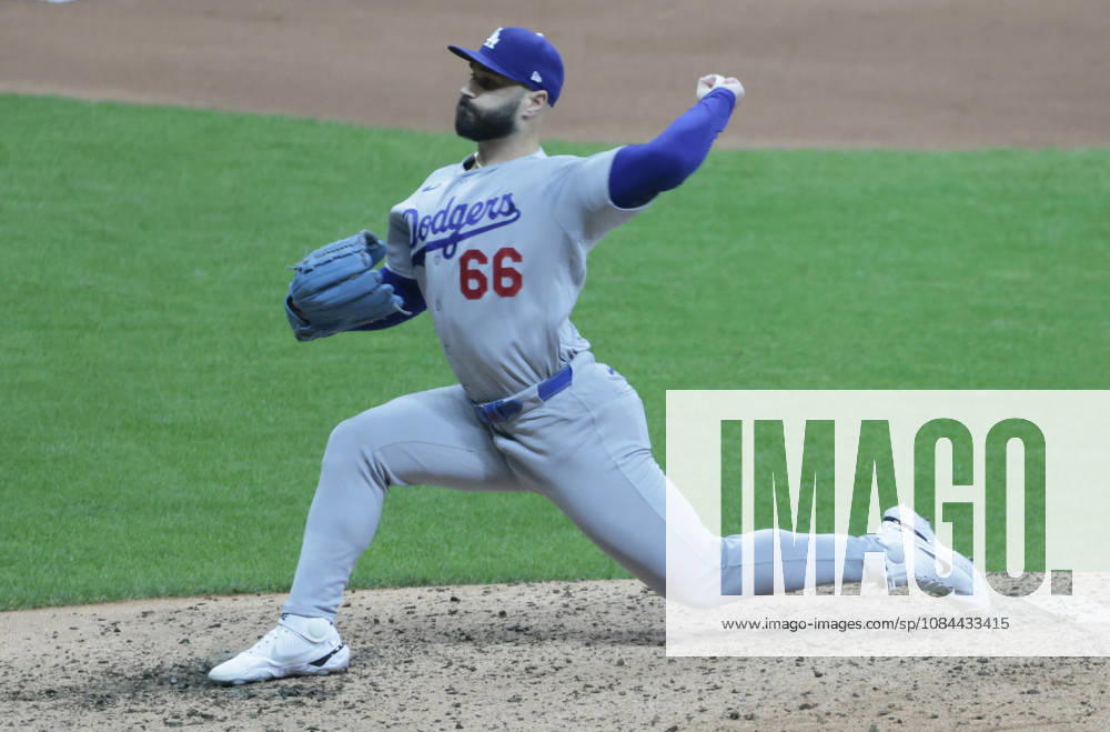 Los Angeles Dodgers pitcher Tanner Scott (66) throws against the Milwaukee Brewers in the eighth inning of an MLB, Baseball Herren, USA National League Championship Series playoff game at American Family Field in Milwaukee, Wisconsin, on Sunday, October 11, 2026. MIL20261011726 TANNENxMAURY
