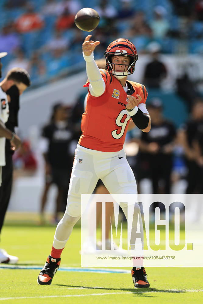 Cincinnati Bengals quarterback Joe Burrow (9) passes the ball during pregame warmups prior to an NFL, American Football Herren, USA game against the Miami Dolphins on Sunday, October 11, 2026 at the Hard Rock Stadium. The Bengals beat the Dolphins 31-24. Miami Gardens United States - ZUMAh180 20261011_zsp_h180_002