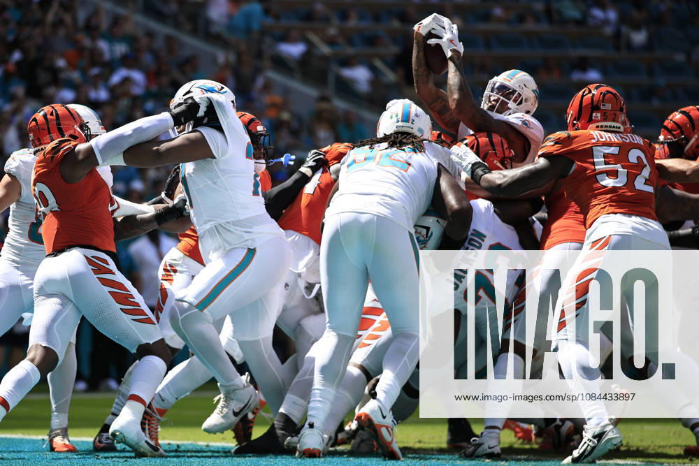 Miami Dolphins running back Ollie Gordon II (0) attempts to leap over for a touchdown during an NFL, American Football Herren, USA game against the Cincinnati Bengals on Sunday, October 11, 2026 at the Hard Rock Stadium. The Bengals beat the Dolphins 31-24. NFL 2026: Cincinnati Bengals 31 : 24 Miami Dolphins - ZUMAh180 20261011_zsp_h180_024