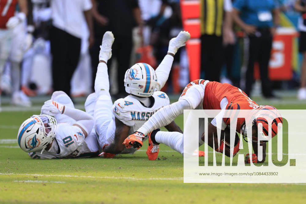 Cincinnati Bengals wide receiver Ja marr Chase (1) makes a reception and avoids the tackle by Miami Dolphins linebacker Jacob Rodriguez (10) during an NFL, American Football Herren, USA game on Sunday, October 11, 2026 at the Hard Rock Stadium. The Bengals beat the Dolphins 31-24. NFL 2026: Cincinnati Bengals 31 : 24 Miami Dolphins - ZUMAh180 20261011_zsp_h180_027