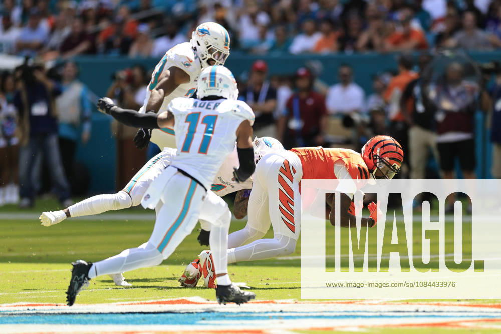 Cincinnati Bengals wide receiver Tee Higgins (5) makes a reception during an NFL, American Football Herren, USA game against the Miami Dolphins on Sunday, October 11, 2026 at the Hard Rock Stadium. The Bengals beat the Dolphins 31-24. NFL 2026: Cincinnati Bengals 31 : 24 Miami Dolphins - ZUMAh180 20261011_zsp_h180_045