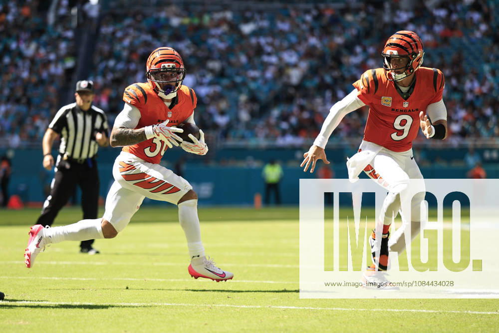 Cincinnati Bengals running back Chase Brown (30) runs with the ball with quarterback Joe Burrow (9) looking to block during an NFL, American Football Herren, USA game on Sunday, October 11, 2026 at the Hard Rock Stadium. The Bengals beat the Dolphins 31-24. NFL 2026: Cincinnati Bengals 31 : 24 Miami Dolphins - ZUMAh180 20261011_zsp_h180_065