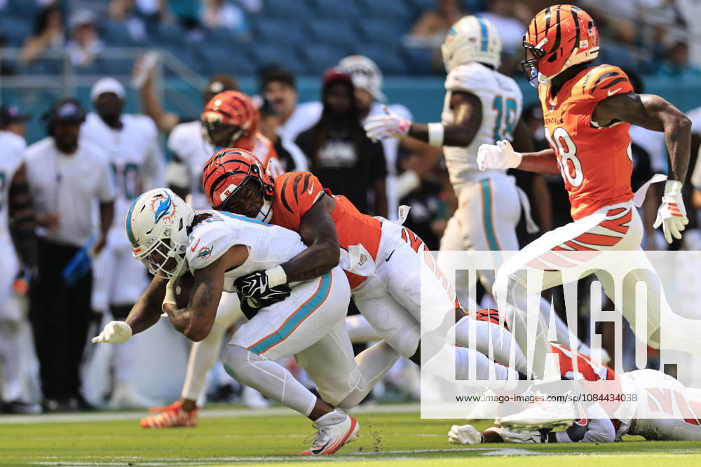 Miami Dolphins running back Ollie Gordon II (0) makes a reception and runs with the ball and tackled by Cincinnati Bengals linebacker Barrett Carter (49) during an NFL, American Football Herren, USA game on Sunday, October 11, 2026 at the Hard Rock Stadium. The Bengals beat the Dolphins 31-24. NFL 2026: Cincinnati Bengals 31 : 24 Miami Dolphins - ZUMAh180 20261011_zsp_h180_069
