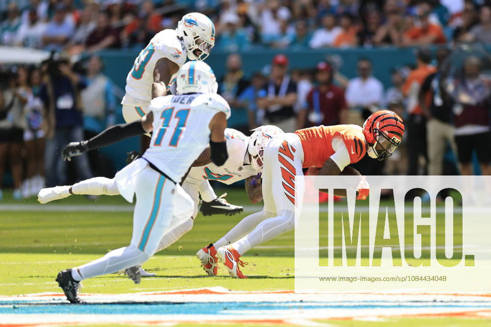 Cincinnati Bengals wide receiver Tee Higgins (5) makes a reception during an NFL, American Football Herren, USA game against the Miami Dolphins on Sunday, October 11, 2026 at the Hard Rock Stadium. The Bengals beat the Dolphins 31-24. Miami Gardens United States - ZUMAh180 20261011_zsp_h180_043