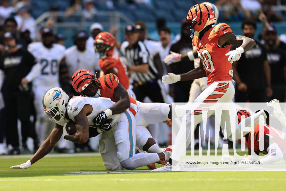 Miami Dolphins running back Ollie Gordon II (0) makes a reception and runs with the ball and tackled by Cincinnati Bengals linebacker Barrett Carter (49) during an NFL, American Football Herren, USA game on Sunday, October 11, 2026 at the Hard Rock Stadium. The Bengals beat the Dolphins 31-24. NFL 2026: Cincinnati Bengals 31 : 24 Miami Dolphins - ZUMAh180 20261011_zsp_h180_074
