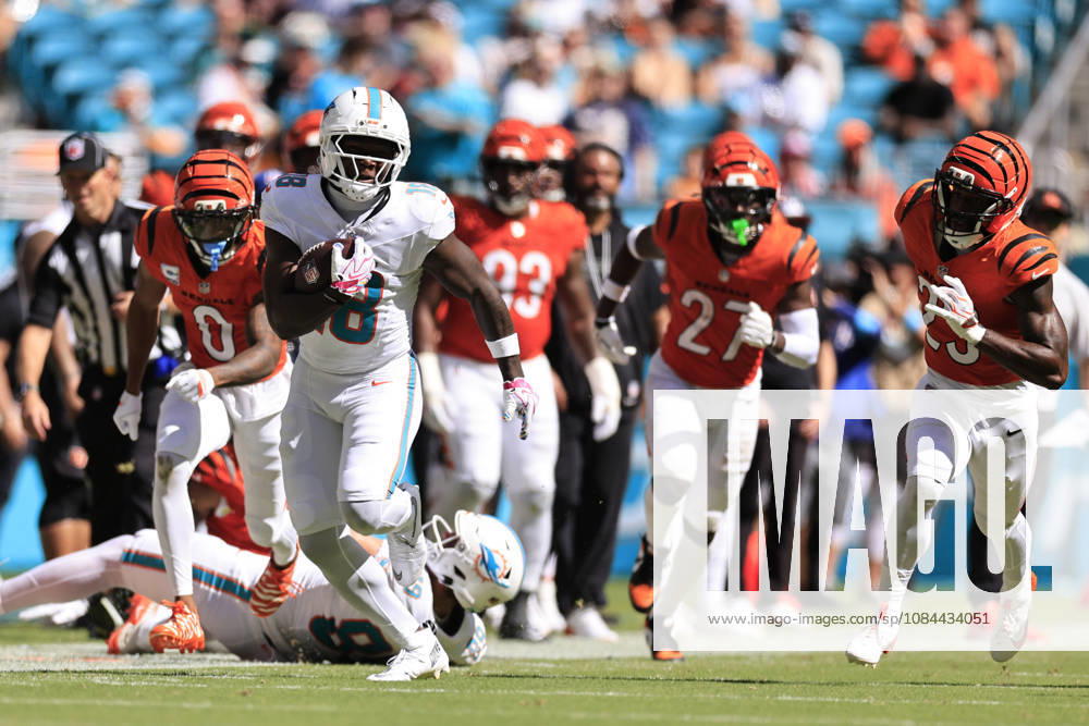 Miami Dolphins wide receiver Chris Bell (18) makes a reception and turns to run with the ball during an NFL, American Football Herren, USA game against the Cincinnati Bengals on Sunday, October 11, 2026 at the Hard Rock Stadium. The Bengals beat the Dolphins 31-24. Miami Gardens United States - ZUMAh180 20261011_zsp_h180_044
