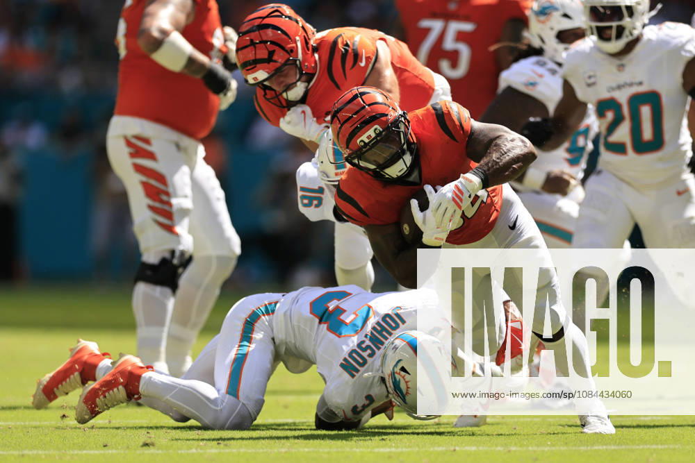 Cincinnati Bengals running back Samaje Perine (34) runs with the ball during an NFL, American Football Herren, USA game against the Miami Dolphins on Sunday, October 11, 2026 at the Hard Rock Stadium. The Bengals beat the Dolphins 31-24. Miami Gardens United States - ZUMAh180 20261011_zsp_h180_048