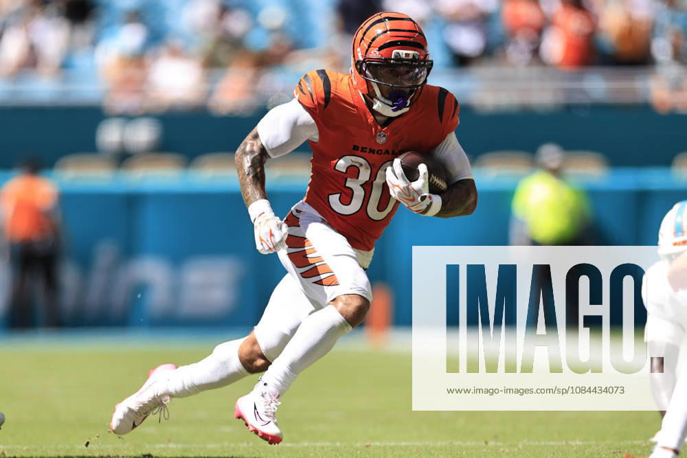 Cincinnati Bengals running back Chase Brown (30) runs with the ball during an NFL, American Football Herren, USA game against the Miami Dolphins on Sunday, October 11, 2026 at the Hard Rock Stadium. The Bengals beat the Dolphins 31-24. NFL 2026: Cincinnati Bengals 31 : 24 Miami Dolphins - ZUMAh180 20261011_zsp_h180_085