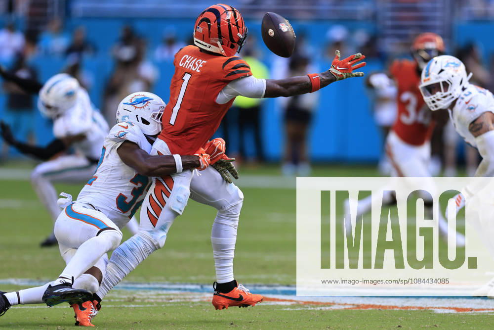 Miami Dolphins safety Jaylin Simpson (32) is flagged for pass interference on Cincinnati Bengals wide receiver Ja marr Chase (1) during an NFL, American Football Herren, USA game on Sunday, October 11, 2026 at the Hard Rock Stadium. The Bengals beat the Dolphins 31-24. NFL 2026: Cincinnati Bengals 31 : 24 Miami Dolphins - ZUMAh180 20261011_zsp_h180_090
