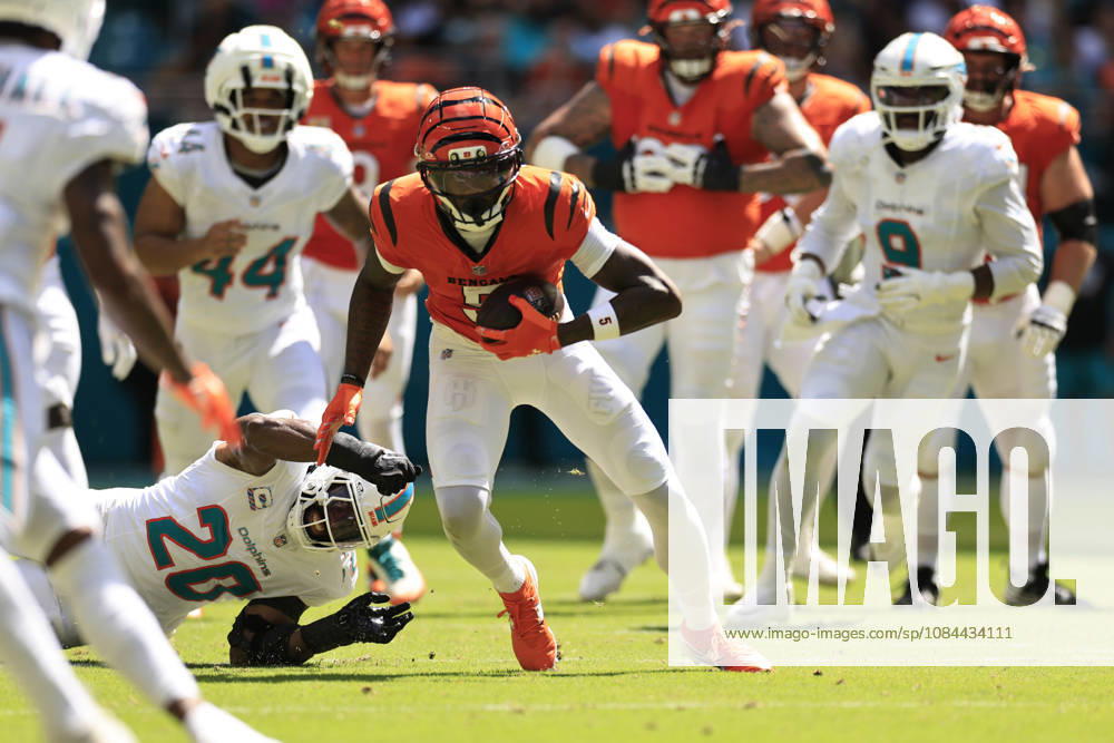 Cincinnati Bengals wide receiver Tee Higgins (5) makes a reception and runs with the ball during an NFL, American Football Herren, USA game against the Miami Dolphins on Sunday, October 11, 2026 at the Hard Rock Stadium. The Bengals beat the Dolphins 31-24. Miami Gardens United States - ZUMAh180 20261011_zsp_h180_058