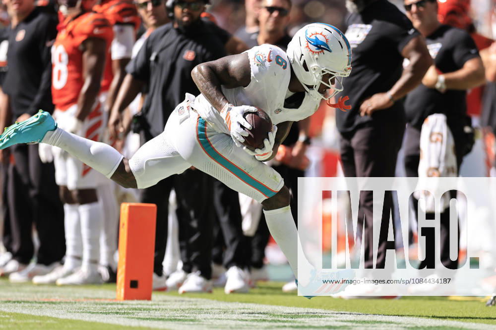 Miami Dolphins wide receiver Malik Washington (6) runs towards the end zone but is shoved out of bounds before crossing the pylon during an NFL, American Football Herren, USA game against the Cincinnati Bengals on Sunday, October 11, 2026 at the Hard Rock Stadium. The Bengals beat the Dolphins 31-24. NFL 2026: Cincinnati Bengals 31 : 24 Miami Dolphins - ZUMAh180 20261011_zsp_h180_104