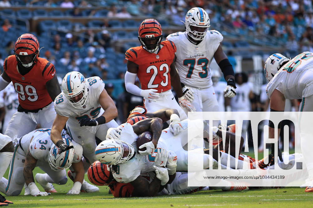 Miami Dolphins running back Ollie Gordon II (0) is short of the end zone during an NFL, American Football Herren, USA game against the Cincinnati Bengals on Sunday, October 11, 2026 at the Hard Rock Stadium. The Bengals beat the Dolphins 31-24. NFL 2026: Cincinnati Bengals 31 : 24 Miami Dolphins - ZUMAh180 20261011_zsp_h180_105