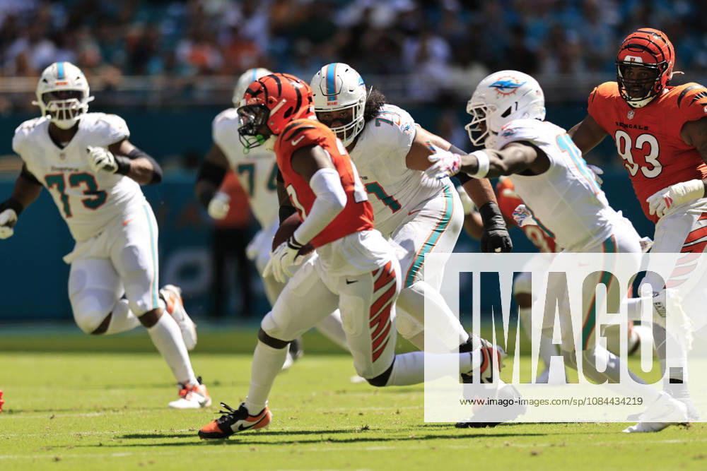Cincinnati Bengals safety Jordan Battle (27) intercepts a pass from Miami Dolphins quarterback Malik Willis (2) and runs with the ball during an NFL, American Football Herren, USA game on Sunday, October 11, 2026 at the Hard Rock Stadium. The Bengals beat the Dolphins 31-24. Miami Gardens United States - ZUMAh180 20261011_zsp_h180_080