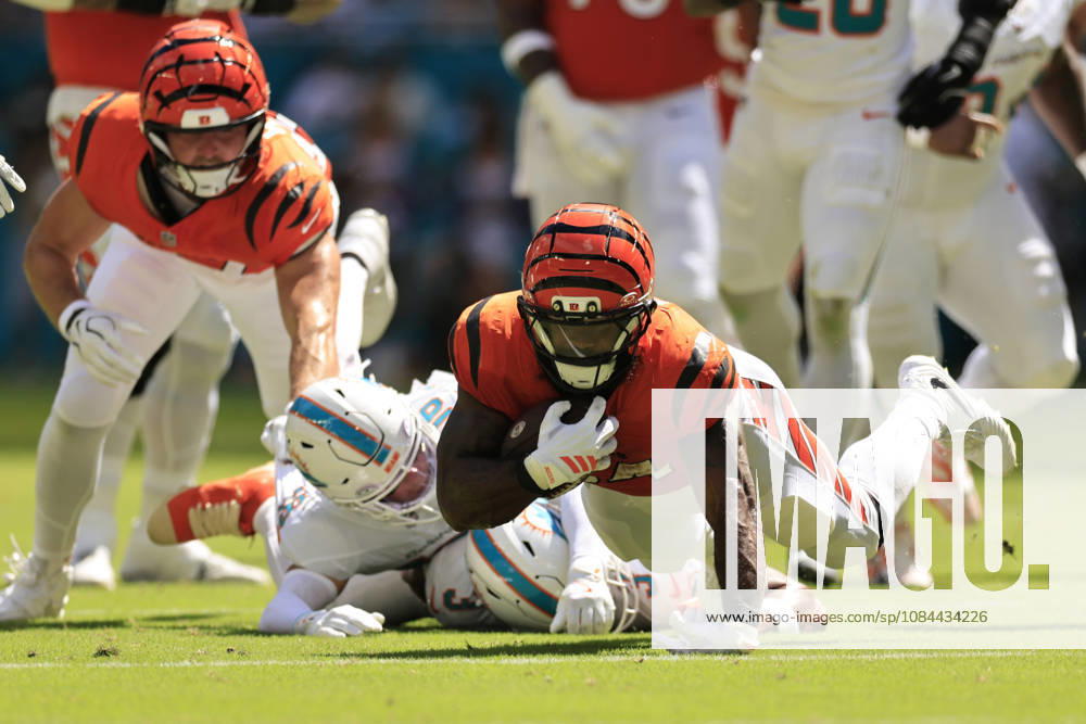 Cincinnati Bengals running back Samaje Perine (34) runs with the ball during an NFL, American Football Herren, USA game against the Miami Dolphins on Sunday, October 11, 2026 at the Hard Rock Stadium. The Bengals beat the Dolphins 31-24. Miami Gardens United States - ZUMAh180 20261011_zsp_h180_087