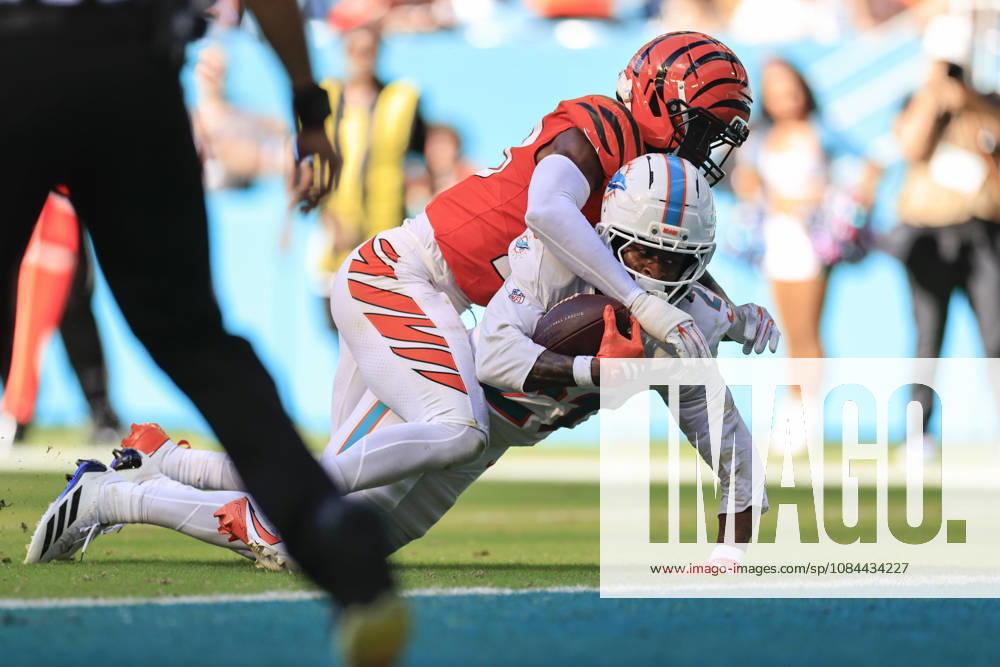 Miami Dolphins wide receiver Kevin Coleman Jr. (21) makes a reception and runs to the end zone for the touchdown during an NFL, American Football Herren, USA game against the Cincinnati Bengals on Sunday, October 11, 2026 at the Hard Rock Stadium. The Bengals beat the Dolphins 31-24. Miami Gardens United States - ZUMAh180 20261011_zsp_h180_088