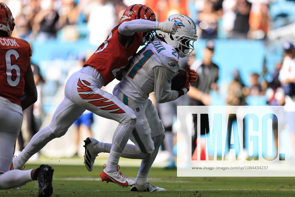 Miami Dolphins wide receiver Kevin Coleman Jr. (21) makes a reception and runs to the end zone for the touchdown during an NFL, American Football Herren, USA game against the Cincinnati Bengals on Sunday, October 11, 2026 at the Hard Rock Stadium. The Bengals beat the Dolphins 31-24. Miami Gardens United States - ZUMAh180 20261011_zsp_h180_098
