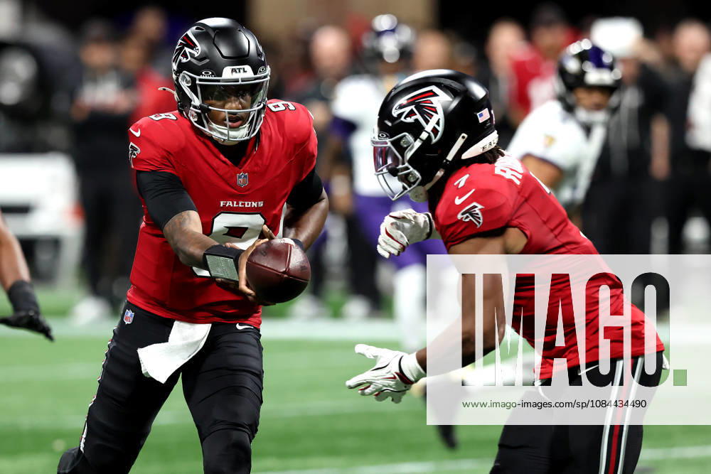 ATLANTA, GA - OCTOBER 11: Starting quarterback Michael Penix, Jr. (9) of the Atlanta Falcons hands off to Bijan Robinson (7) during the Sunday evening NFL, American Football Herren, USA game between the Atlanta Falcons and the Baltimore Ravens on October 11, 2026 at the Mercedes-Benz Stadium in Atlanta, Georgia. (Photo by David J. Griffin Icon Sportswire) NFL: OCT 11 Ravens at Falcons Icon9532610110894