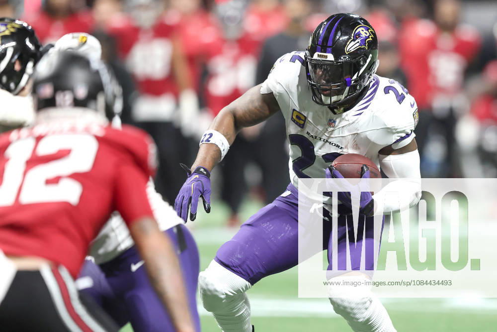ATLANTA, GA - OCTOBER 11: Derrick Henry (22) of the Baltimore Ravens carries the football during the Sunday evening NFL, American Football Herren, USA game between the Atlanta Falcons and the Baltimore Ravens on October 11, 2026 at the Mercedes-Benz Stadium in Atlanta, Georgia. (Photo by David J. Griffin Icon Sportswire) NFL: OCT 11 Ravens at Falcons Icon9532610111199