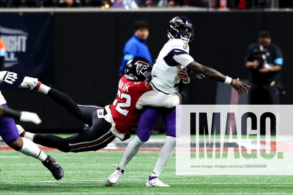 ATLANTA, GA - OCTOBER 11: Samson Ebukam (52) of the Atlanta Falcons hits quarterback Tyler Huntley (5) of the Baltimore Ravens as he relases a pass during the Sunday evening NFL, American Football Herren, USA game between the Atlanta Falcons and the Baltimore Ravens on October 11, 2026 at the Mercedes-Benz Stadium in Atlanta, Georgia. (Photo by David J. Griffin Icon Sportswire) NFL: OCT 11 Ravens at Falcons Icon9532610110706