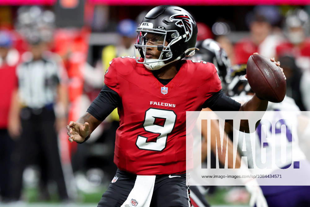 ATLANTA, GA - OCTOBER 11: Starting quarterback Michael Penix, Jr. (9) of the Atlanta Falcons drops back to pass during the Sunday evening NFL, American Football Herren, USA game between the Atlanta Falcons and the Baltimore Ravens on October 11, 2026 at the Mercedes-Benz Stadium in Atlanta, Georgia. (Photo by David J. Griffin Icon Sportswire) NFL: OCT 11 Ravens at Falcons Icon9532610110870