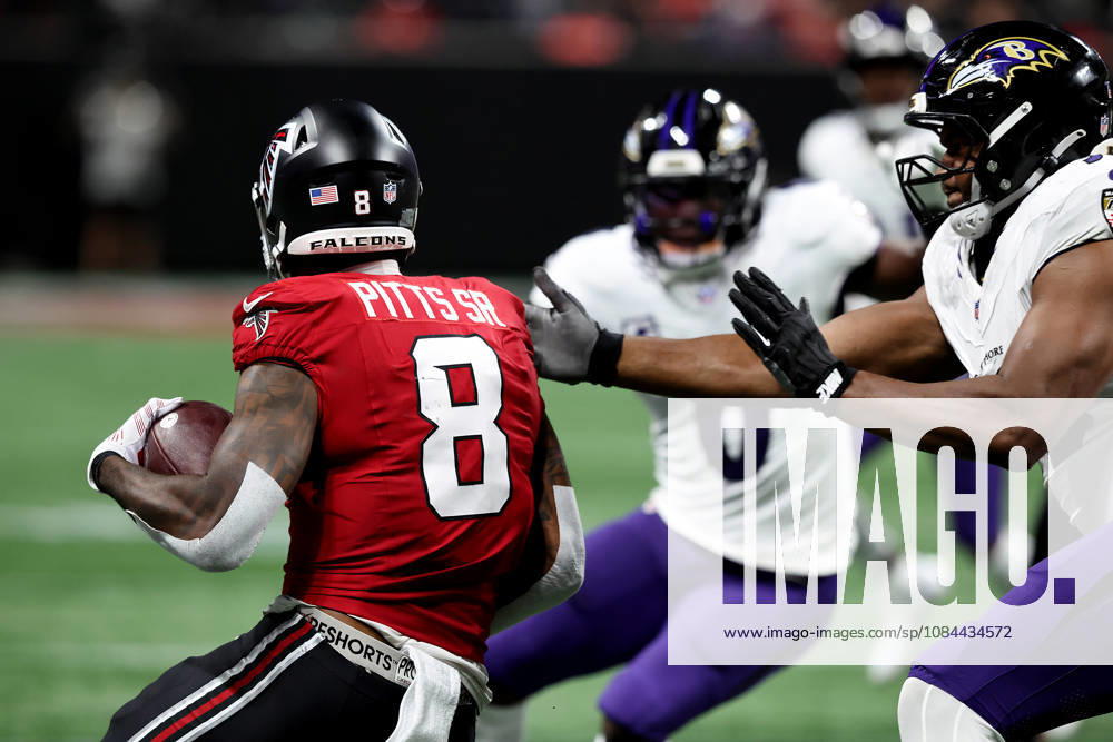 ATLANTA, GA - OCTOBER 11: Kyle Pitts Sr. (8) of the Atlanta Falcons under pressure from the Ravens defense during the Sunday evening NFL, American Football Herren, USA game between the Atlanta Falcons and the Baltimore Ravens on October 11, 2026 at the Mercedes-Benz Stadium in Atlanta, Georgia. (Photo by David J. Griffin Icon Sportswire) NFL: OCT 11 Ravens at Falcons Icon9532610110882
