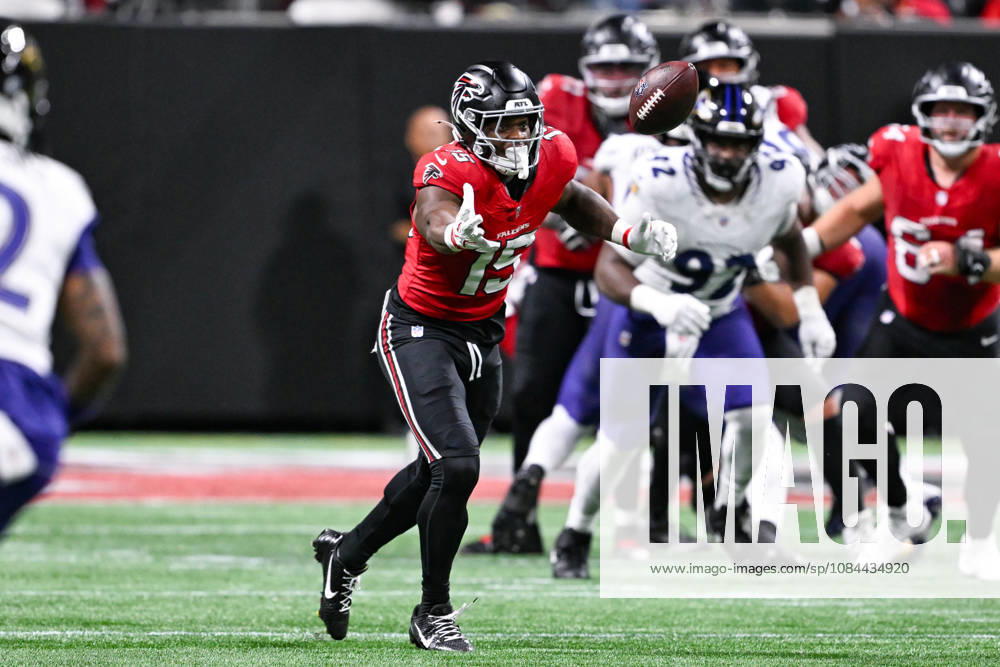 ATLANTA, GA - OCTOBER 11: Atlanta running back Brian Robinson (15) attempts to catch a pass during the NFL, American Football Herren, USA game between the Baltimore Ravens and the Atlanta Falcons on October 11th, 2026 at Mercedes-Benz Stadium in Atlanta, GA. (Photo by Rich von Biberstein Icon Sportswire) NFL: OCT 11 Ravens at Falcons Icon261011023