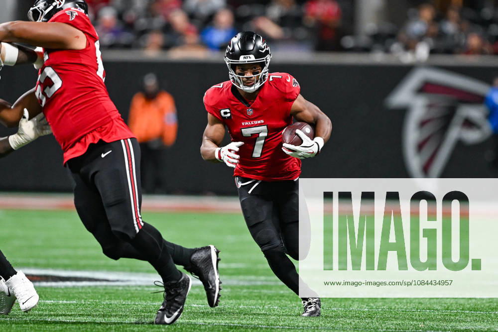 ATLANTA, GA - OCTOBER 11: Atlanta running back Bijan Robinson (7) runs the ball during the NFL, American Football Herren, USA game between the Baltimore Ravens and the Atlanta Falcons on October 11th, 2026 at Mercedes-Benz Stadium in Atlanta, GA. (Photo by Rich von Biberstein Icon Sportswire) NFL: OCT 11 Ravens at Falcons Icon261011042