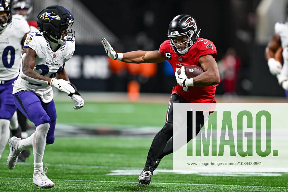 ATLANTA, GA - OCTOBER 11: Atlanta running back Bijan Robinson (7) runs the ball during the NFL, American Football Herren, USA game between the Baltimore Ravens and the Atlanta Falcons on October 11th, 2026 at Mercedes-Benz Stadium in Atlanta, GA. (Photo by Rich von Biberstein Icon Sportswire) NFL: OCT 11 Ravens at Falcons Icon261011044